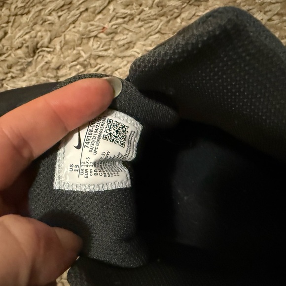 Nike Black Athletic Shoes Sleek Design - Picture 6 of 6